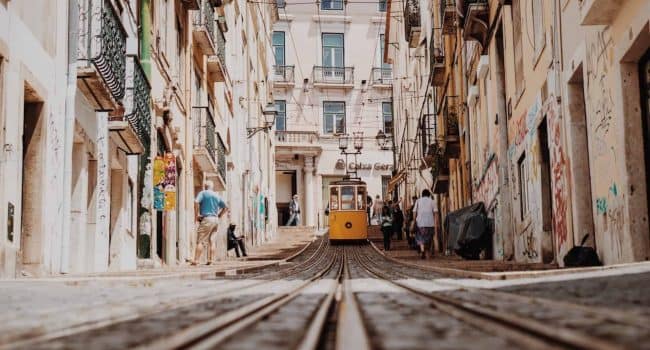 Rua da bica avec le fameux funiculaire, une des rues les plus insolites de Lisbonne à découvrir pendant une visite guidée à pied