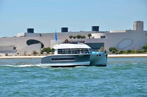 A cruise on an ultra-comfortable yacht catamaran on the Tagus River in Lisbon for a romantic sunset cruise or hen & stag party