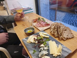 Comida Independente is a delicatessen in Lisbon that allows the tasting of Portuguese wines in the Cais do Sodre district