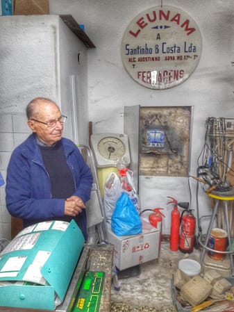 Shop of historical scales at Fernando da Mouraria