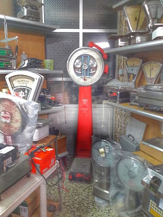 Shop of historical scales at Fernando da Mouraria