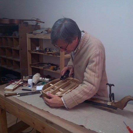 Acacio is a renowned violin maker, a true Lisbon craftsman
