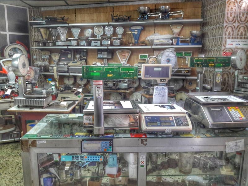 Shop of historical scales at Fernando da Mouraria